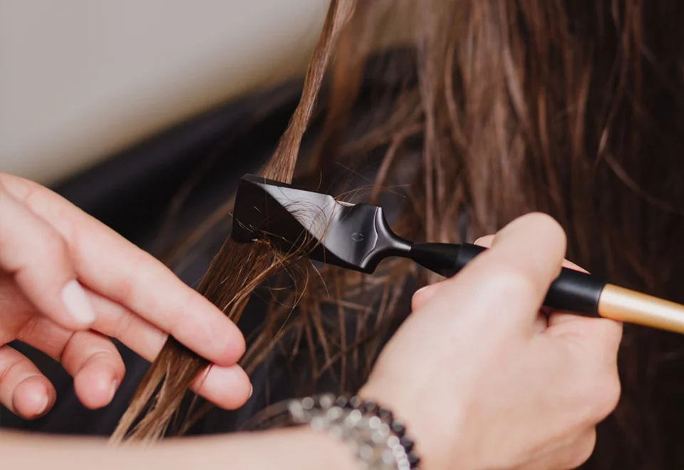 Elegante Damenfrisur mit natürlichem Volumen und professionellem Calligraphy Cut bei Friseur Bonn.