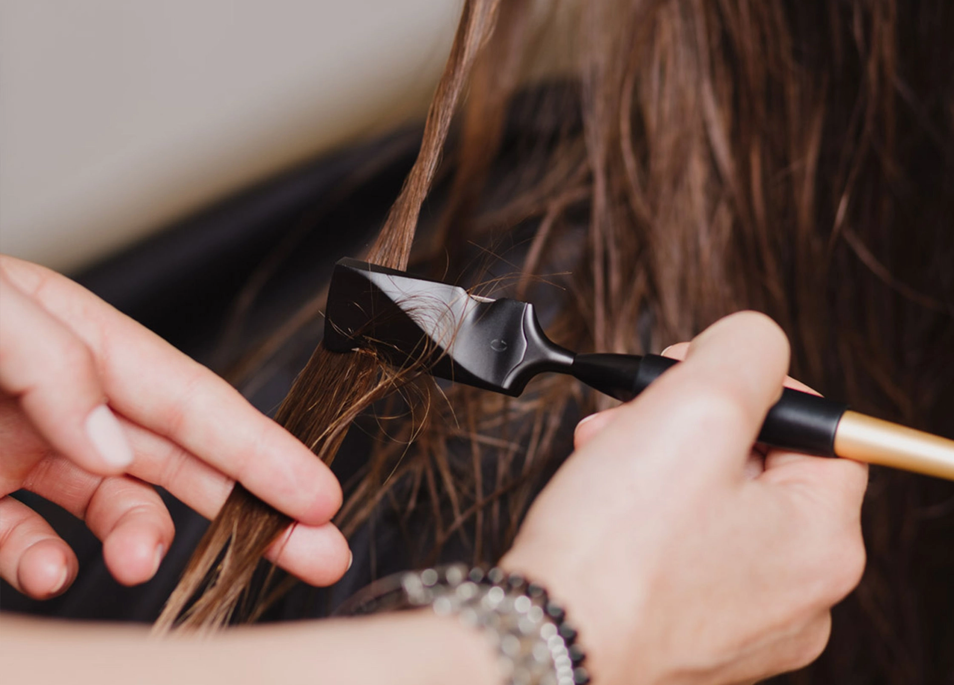 Elegante Damenfrisur mit natürlichem Volumen und professionellem Calligraphy Cut bei Friseur Bonn.