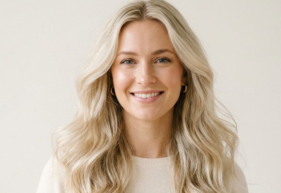 Frau mit strahlend hellem Blond (Balayage) und natürlichem Farbverlauf – professionell gefärbtes blondes Haar in einem Friseursalon in Bonn