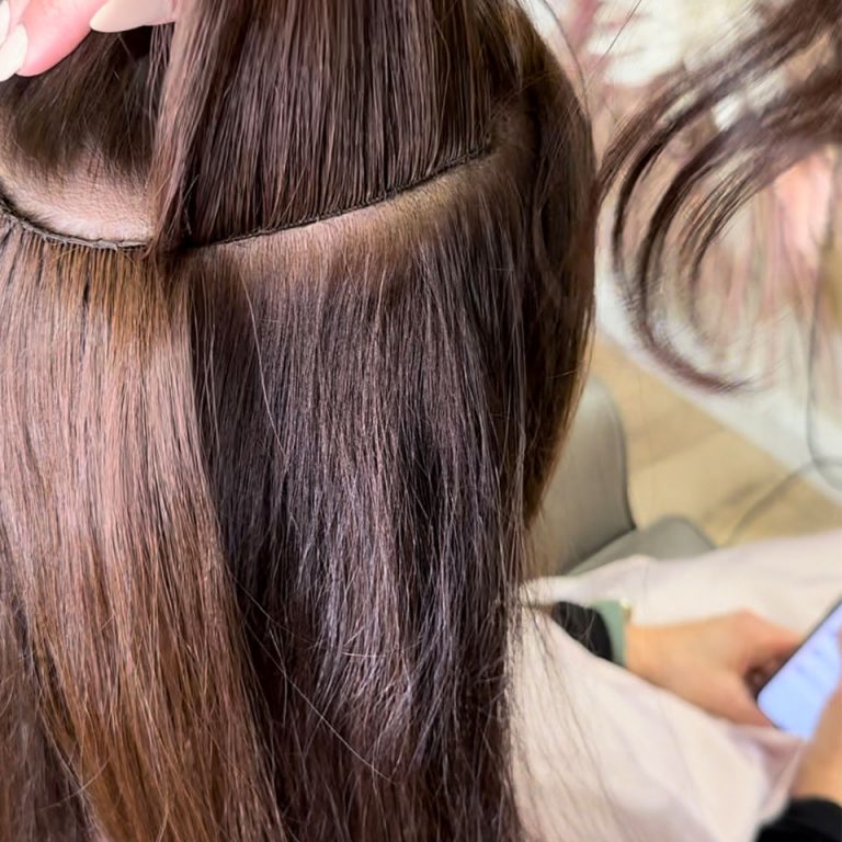 Voluminöse Laurea Haarverlängerung mit eingenähten Extensions für dichtes, natürlich wirkendes Haar bei Friseur Bonn.