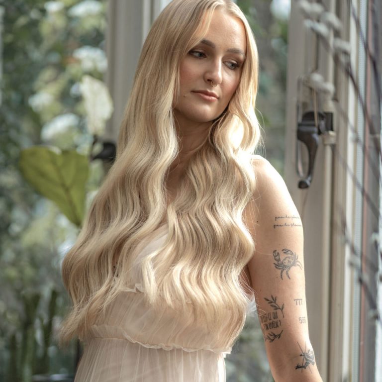 Lange, glänzende Haare mit eingenähten Laurea Weft Extensions und natürlichem Fall bei Friseur Bonn.