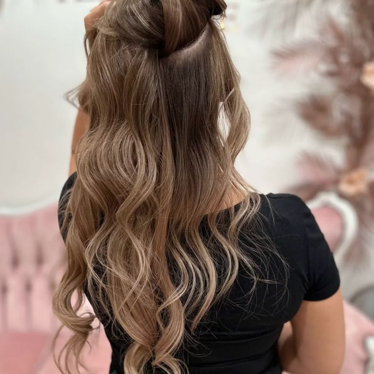 Natürliche Haarverlängerung mit eingenähten Laurea Haarbändern bei Premium-Friseur Bonn – unsichtbare Extensions mit vollem Haar.