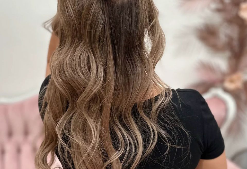 Natürliche Haarverlängerung mit eingenähten Laurea Haarbändern bei Premium-Friseur Bonn – unsichtbare Extensions mit vollem Haar.