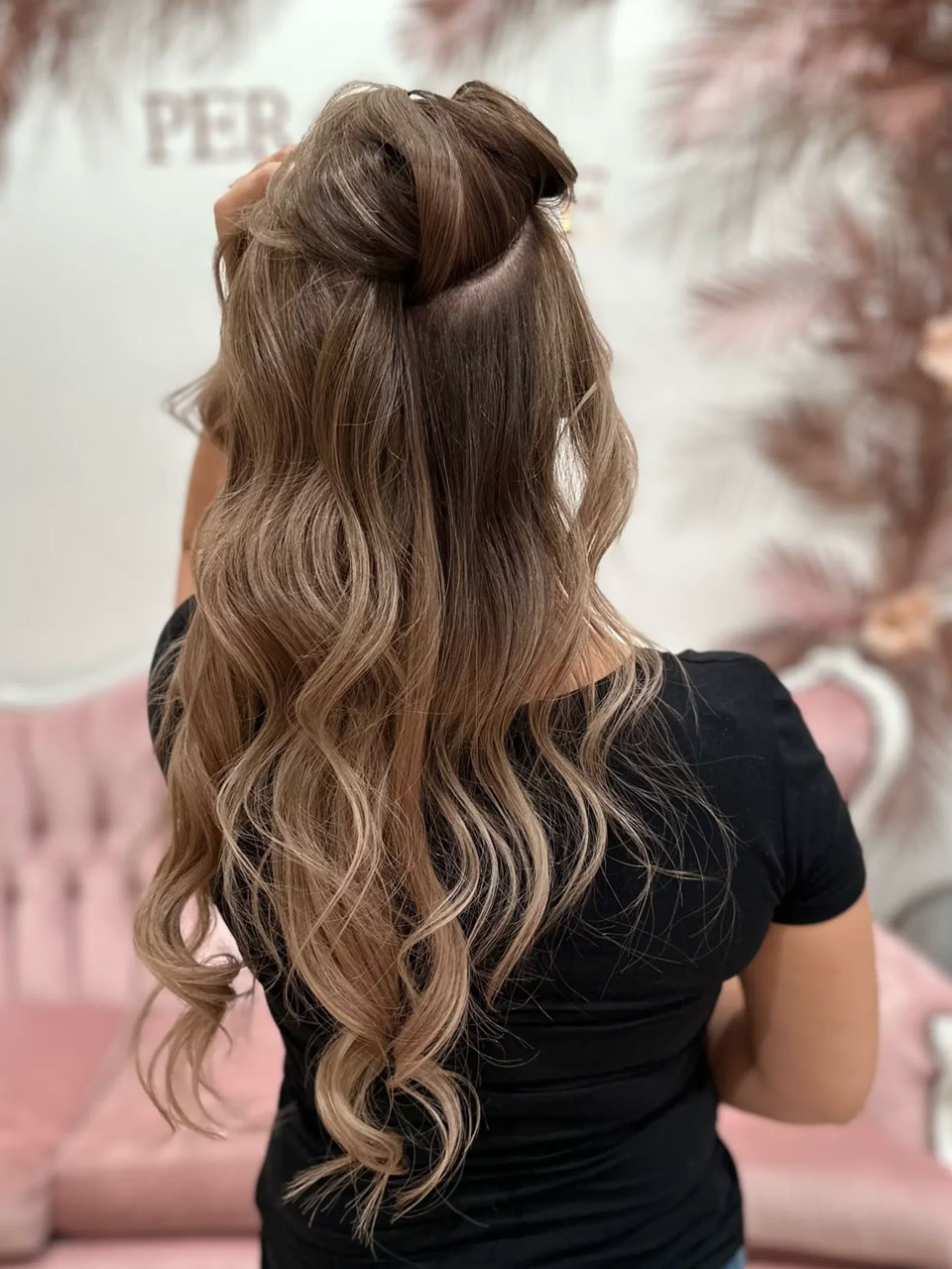 Natürliche Haarverlängerung mit eingenähten Laurea Haarbändern bei Premium-Friseur Bonn – unsichtbare Extensions mit vollem Haar.