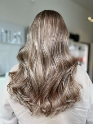 Luxury Blond Balayage mit weichen Farbverläufen und glänzendem Finish bei Coiffeur Team Laurentius Bonn