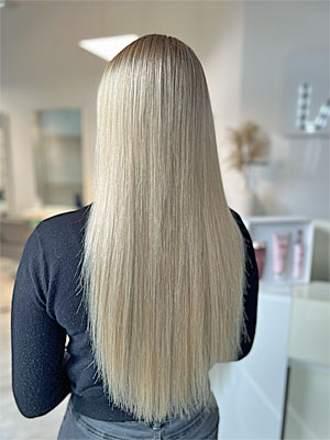 Kühles Premium-Blond mit seidigem Glanz und perfekter Blondveredelung bei Coiffeur Team Laurentius Bonn