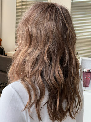 Vorherbild einer Blondkorrektur mit warmen Reflexen und ungleichmäßigem Farbverlauf bei Coiffeur Team Laurentius Bonn