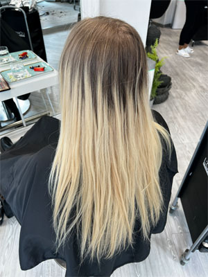 Vorher einer professionellen Blondkorrektur bei Coiffeur Team Laurentius Bonn mit starkem Ansatz und ungleichmäßigem Blond