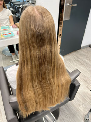 Vorher einer professionellen Blondveredelung bei Coiffeur Team Laurentius Bonn mit naturblondem Haar und warmen Farbreflexen