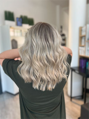 Natürliches Soft Balayage Blond mit sanften Übergängen und glänzendem Finish bei Coiffeur Team Laurentius Bonn