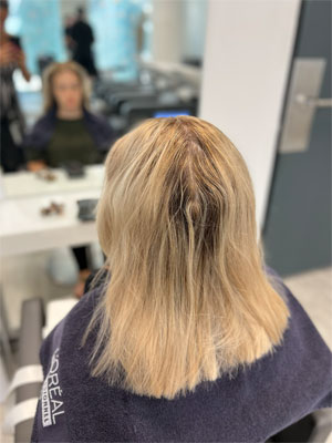 Vorher einer Blondveredelung und Soft Balayage bei Coiffeur Team Laurentius in Bonn mit herausgewachsenem Blond und ungleichmäßiger Haarfarbe